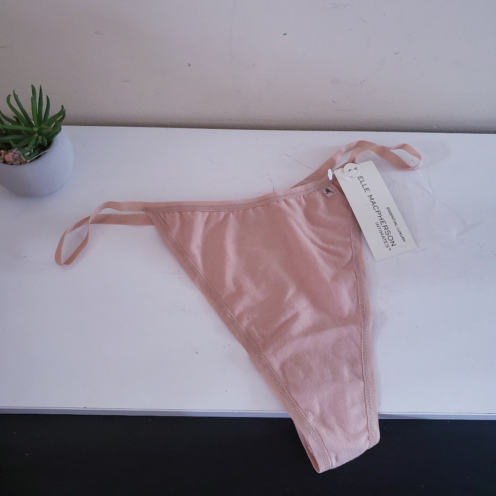 ELLE MACPHERSON Intimates NWT Thong- Nude L